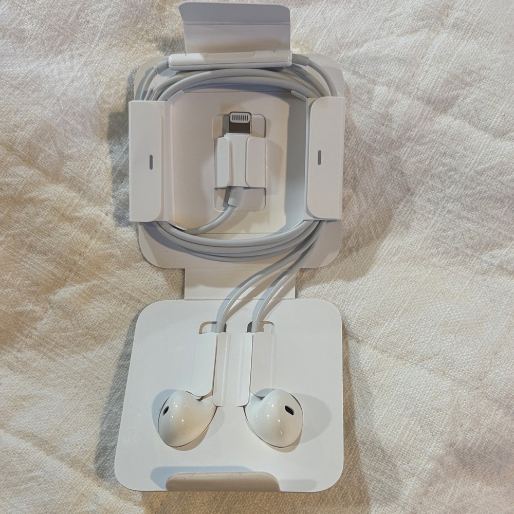 Apple White Wired EarPods with Lightning Connector